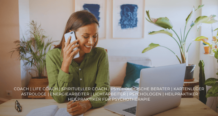VIA -DIO.de  Expertenportal für spirituelle und psychologische Beratung. Beraterbewerbung. Beraterin am Telefon vor dem PC in einem Beratungsgespräch