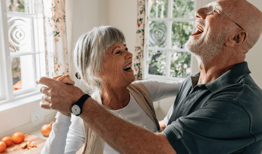 Lachen verbindet: Humor als Schlüssel für eine glückliche Beziehung